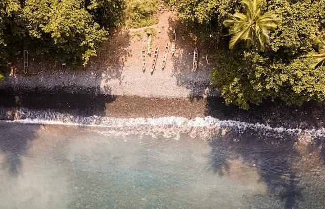 praia com barcos na ilha de sao tome e principe