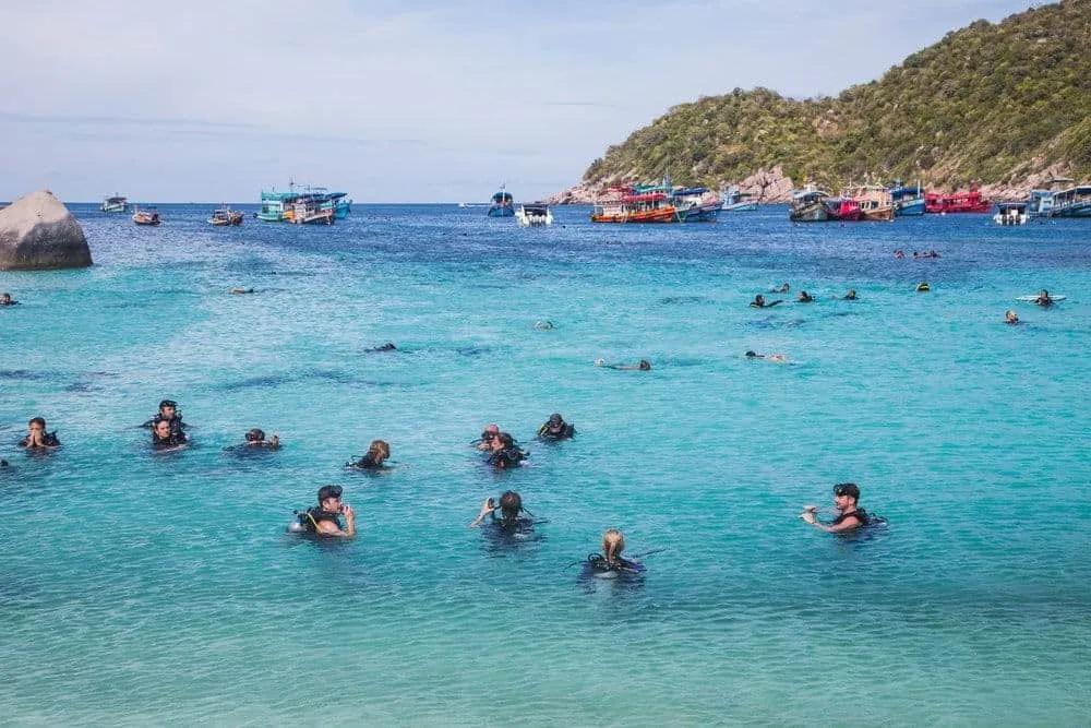 pessoas na água na Tailândia
