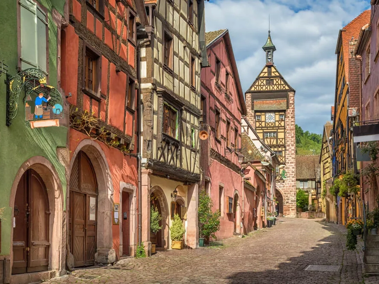 ruas e torre do relogio de riquewihr