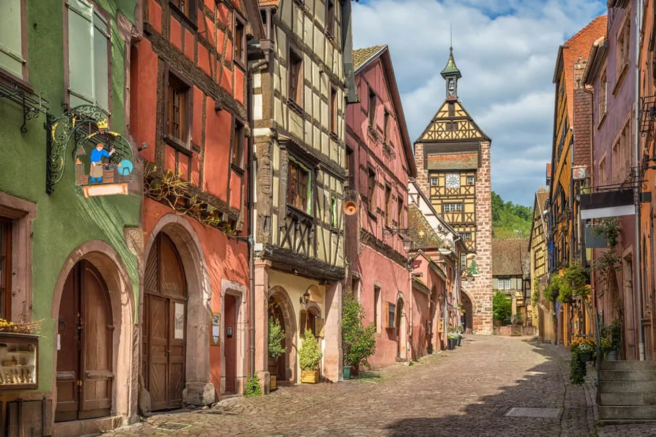 ruas e torre do relogio de riquewihr