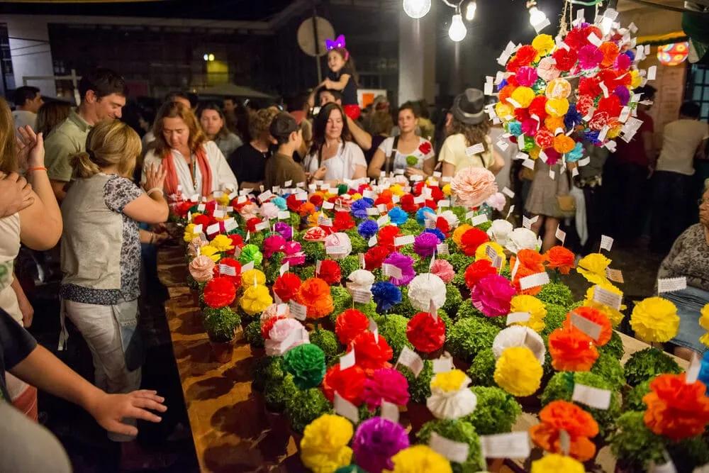 banca de manjericos com flores de papel colorido e rimas