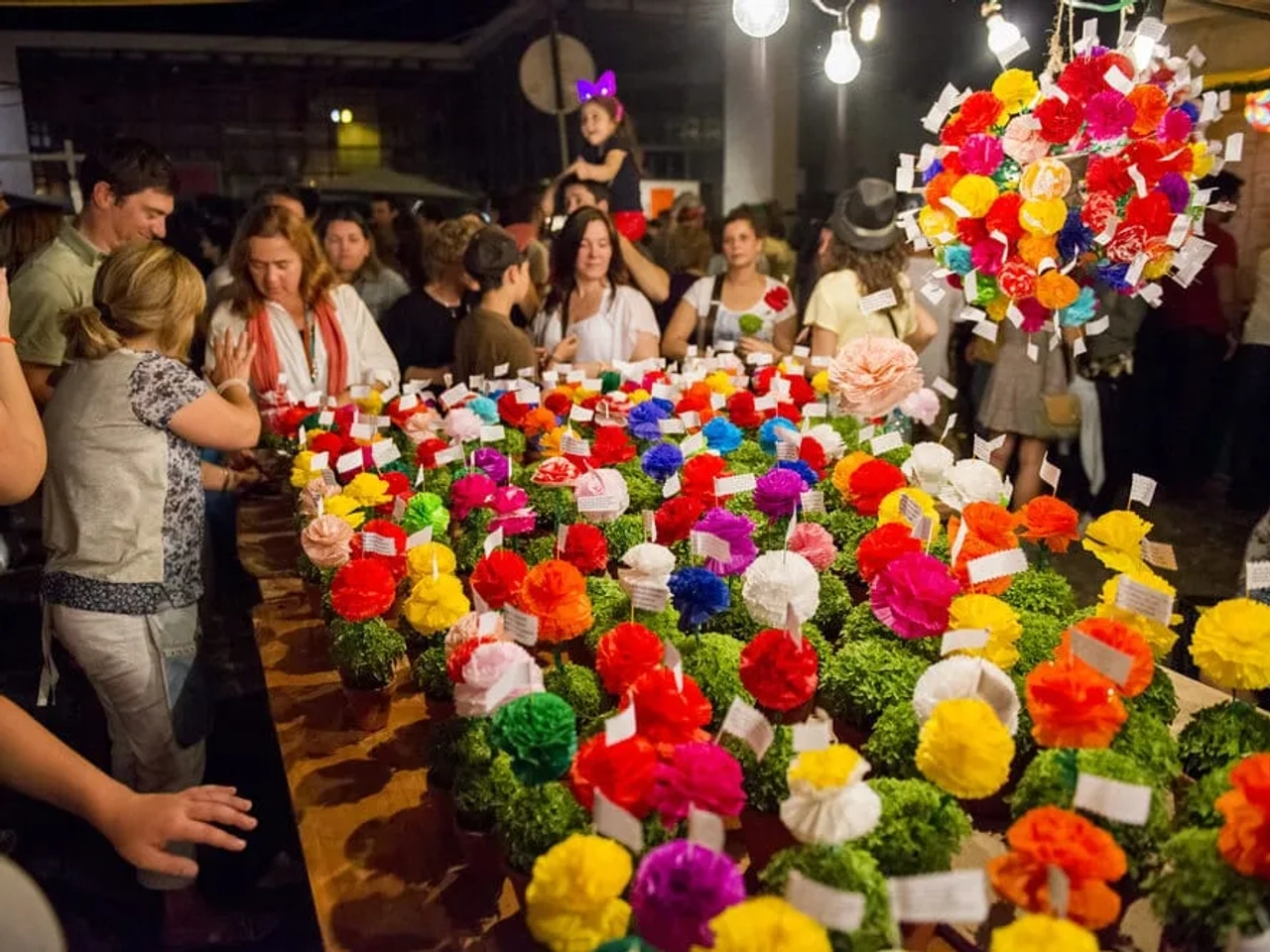 banca de manjericos com flores de papel colorido e rimas