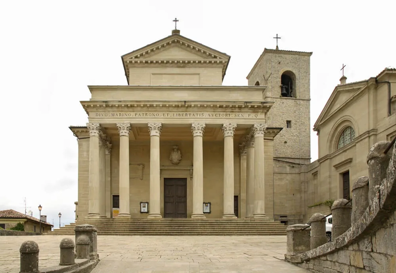 fachada principal da basilica de san marino