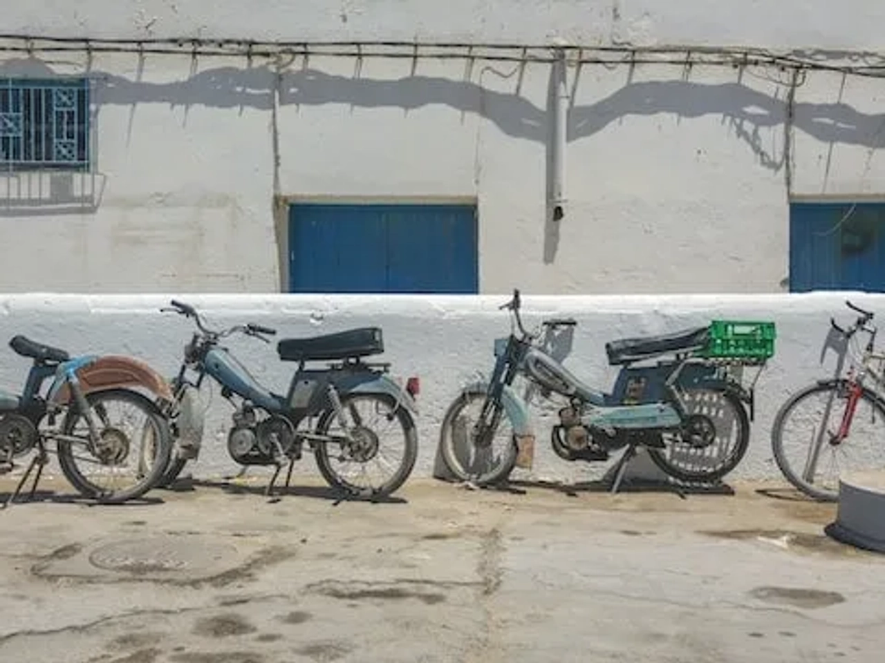 motas paradas em frente a uma casa no souk em djerba