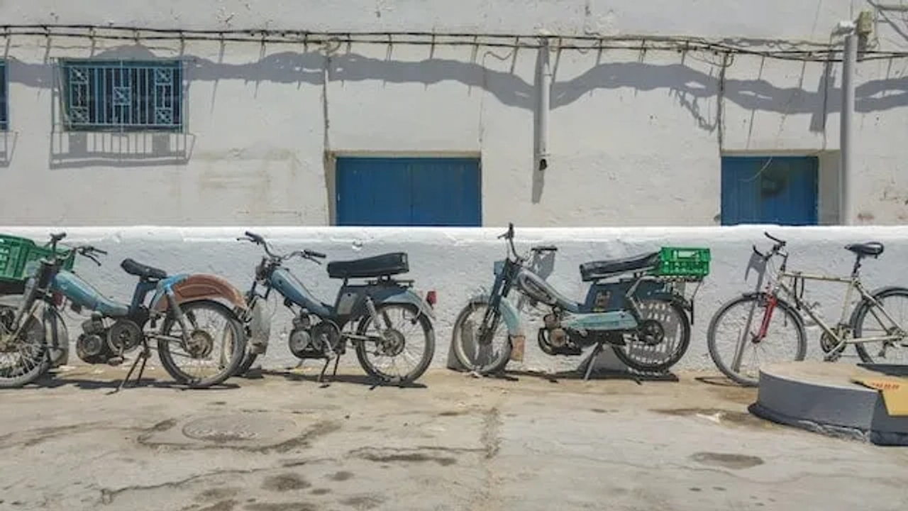 motas paradas em frente a uma casa no souk em djerba