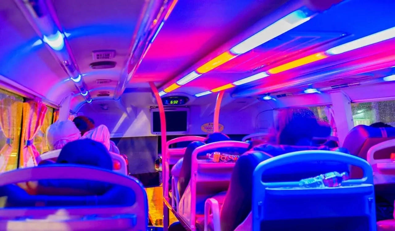interior colorido de um autocarro