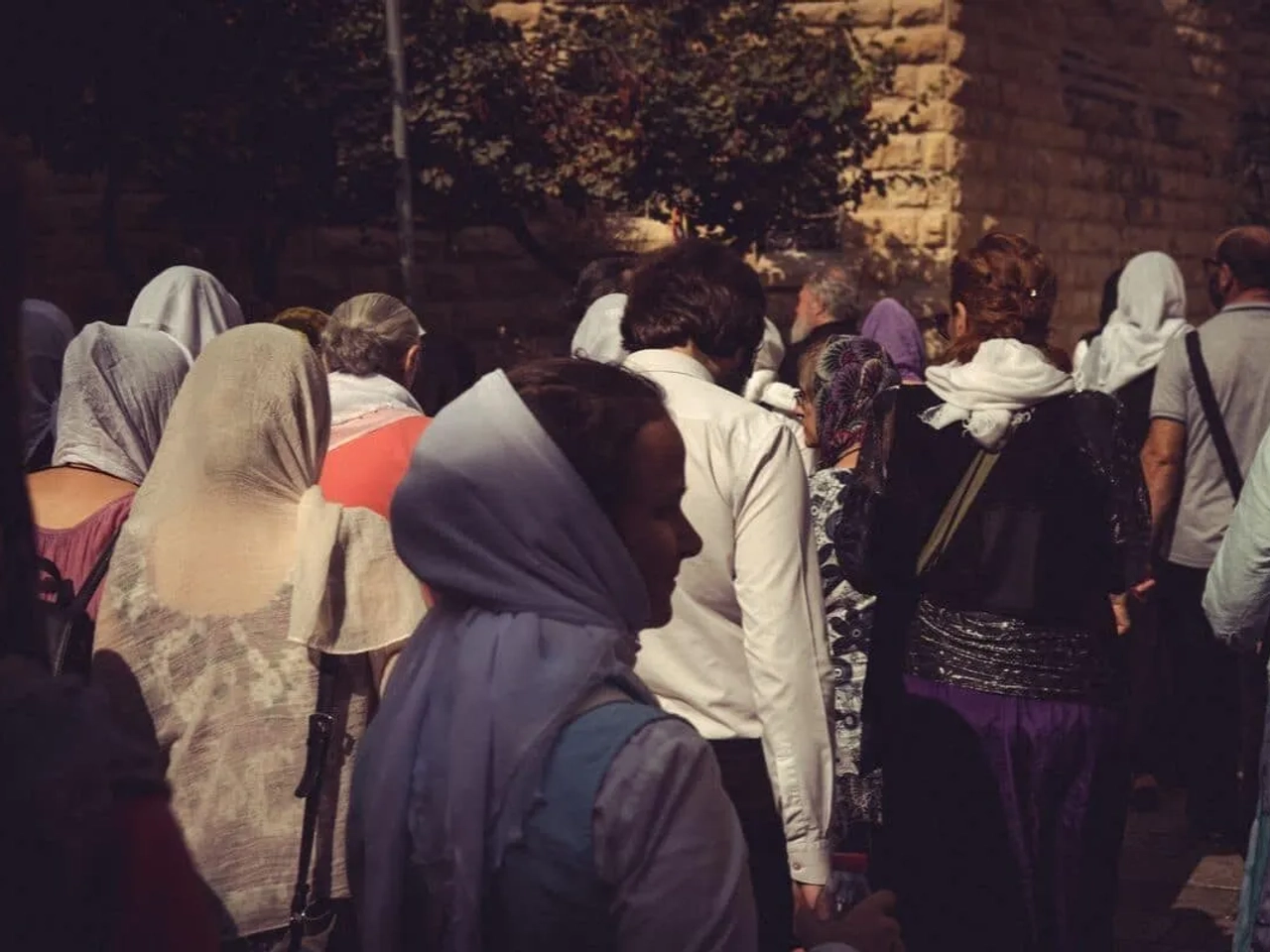 várias mulheres peregrinas passeiam por jerusalem