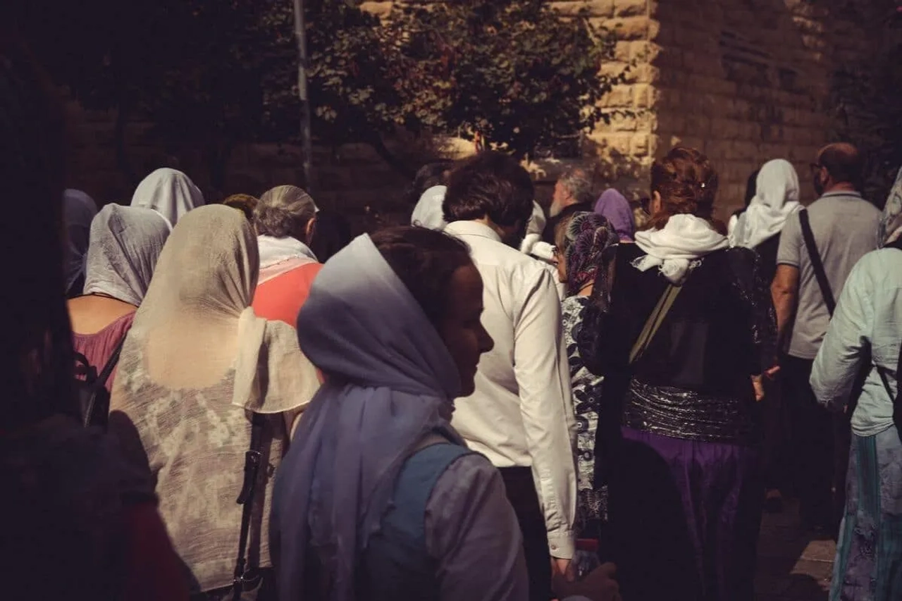 várias mulheres peregrinas passeiam por jerusalem