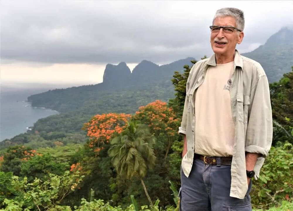 claudio corallo posa numa das suas plantaçoes de cacao em sao tomé