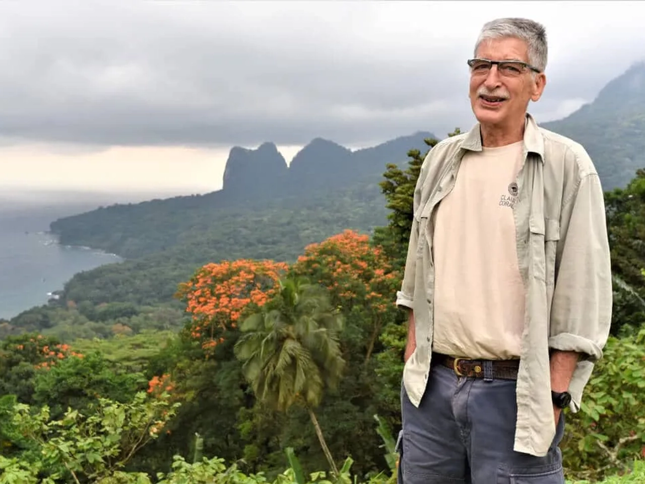 claudio corallo posa numa das suas plantaçoes de cacao em sao tomé