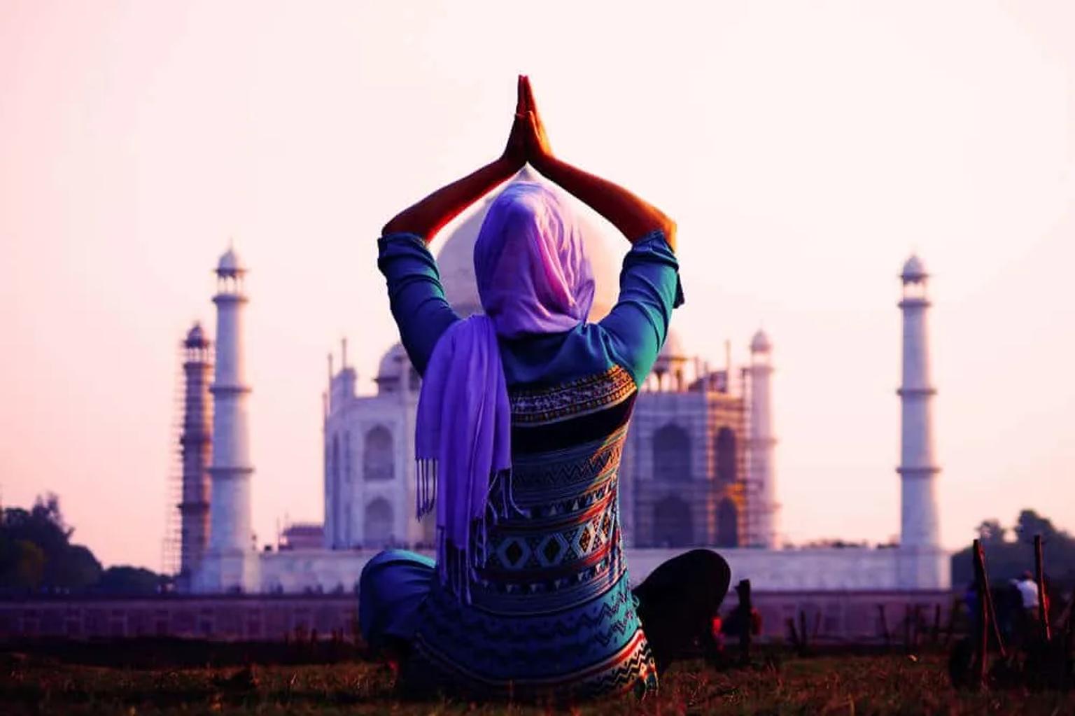 mulher em pose de ioga no taj mahal
