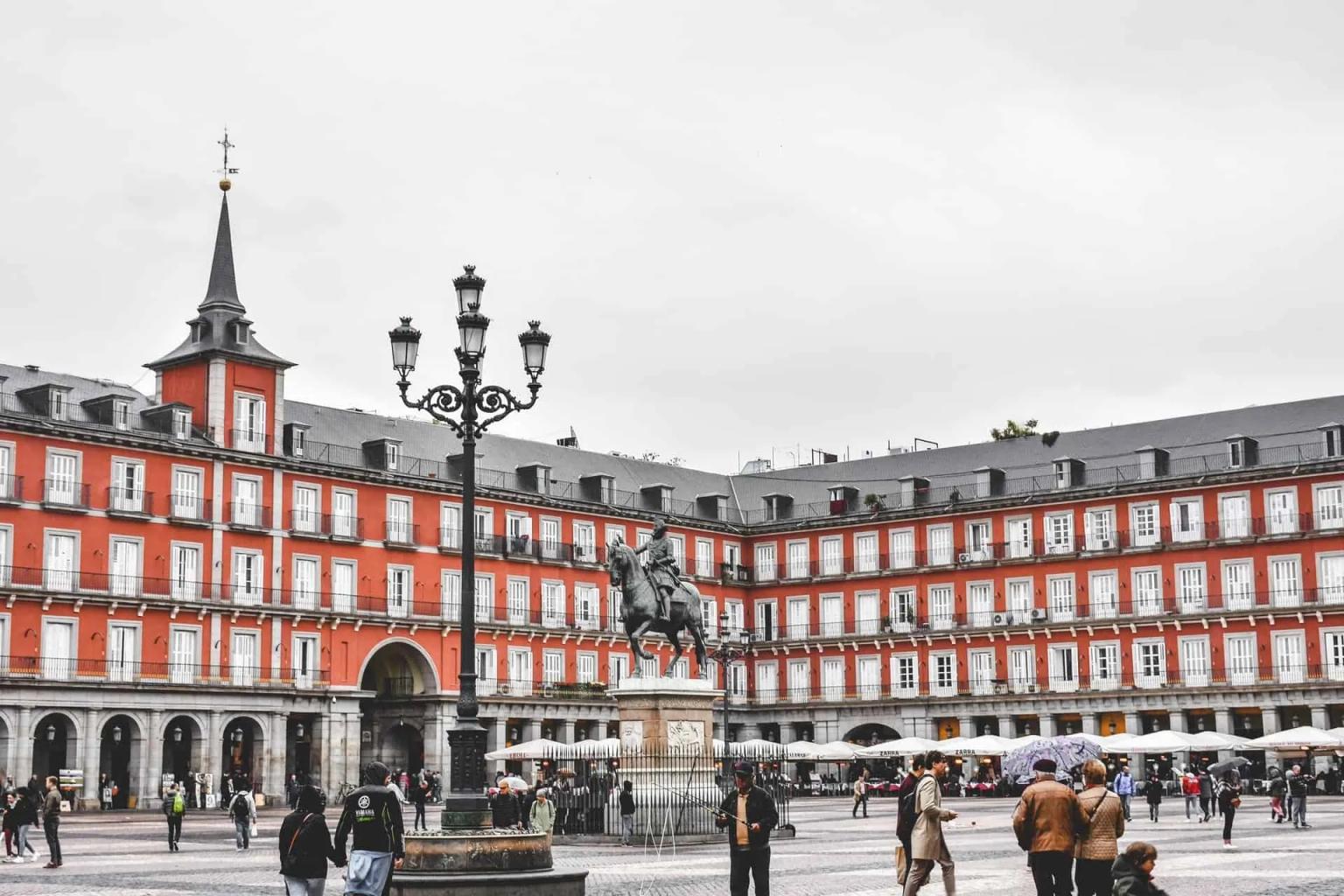 Plaza Mayor com uma estátua do Rei Filipe III em Madrid
