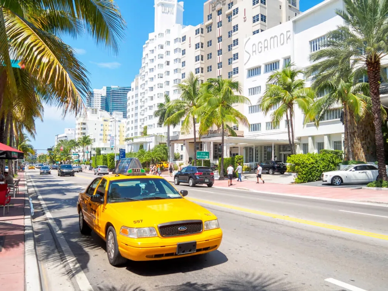 taxi amarelo estacionado em miami beach