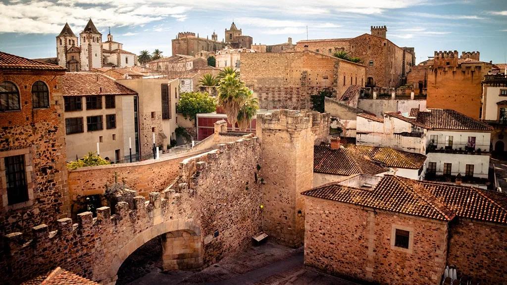 Vista panorâmica de Cáceres, destacando suas muralhas históricas e arquitetura medieval.