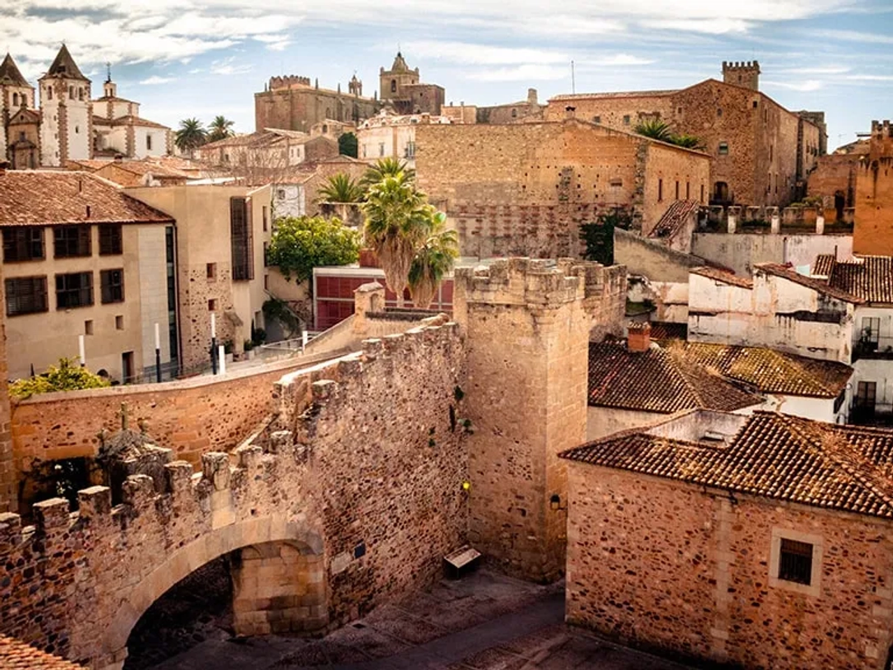 Vista panorâmica de Cáceres, destacando suas muralhas históricas e arquitetura medieval.