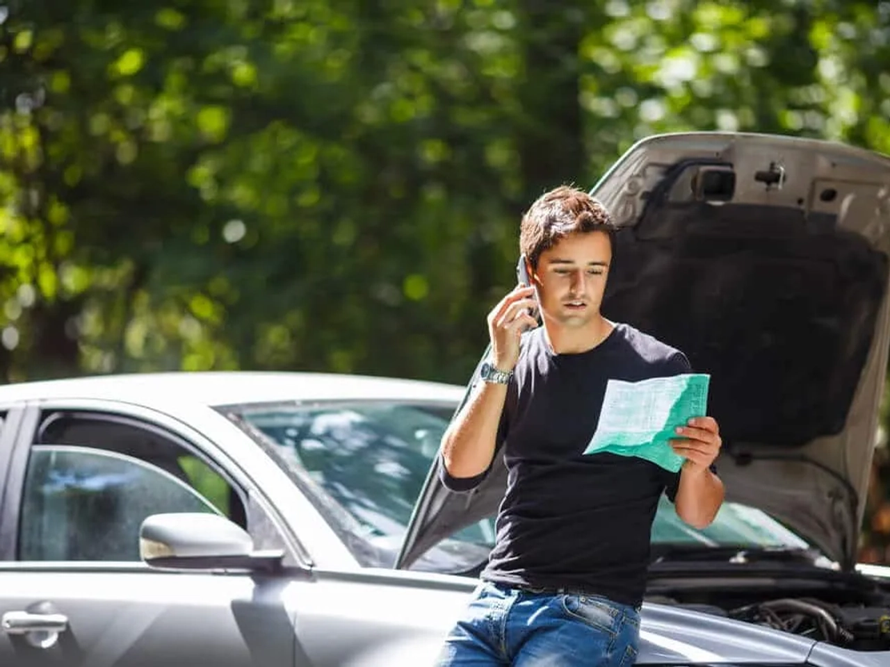 rapaz jovem liga para o seguro por causa de um acidente