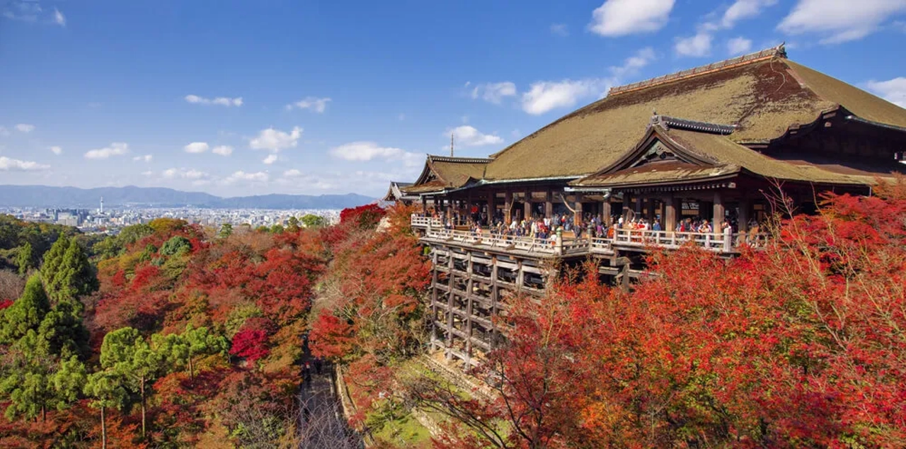 vista lateral do templo de kiyomizudera e da paisagem
