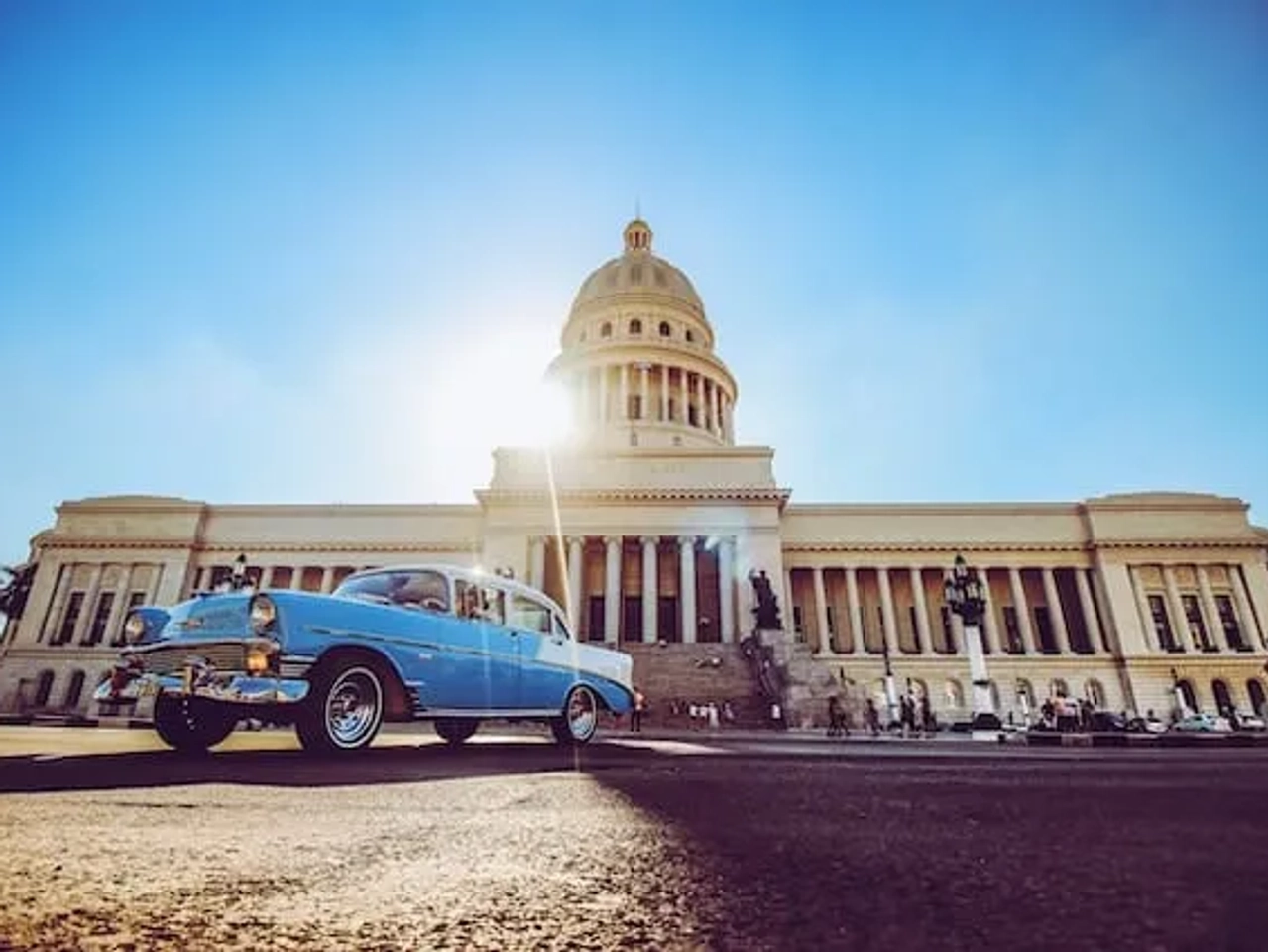 carro azul parado em frente ao capitólio em cuba