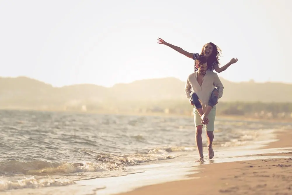 Pareja en la playa feliz