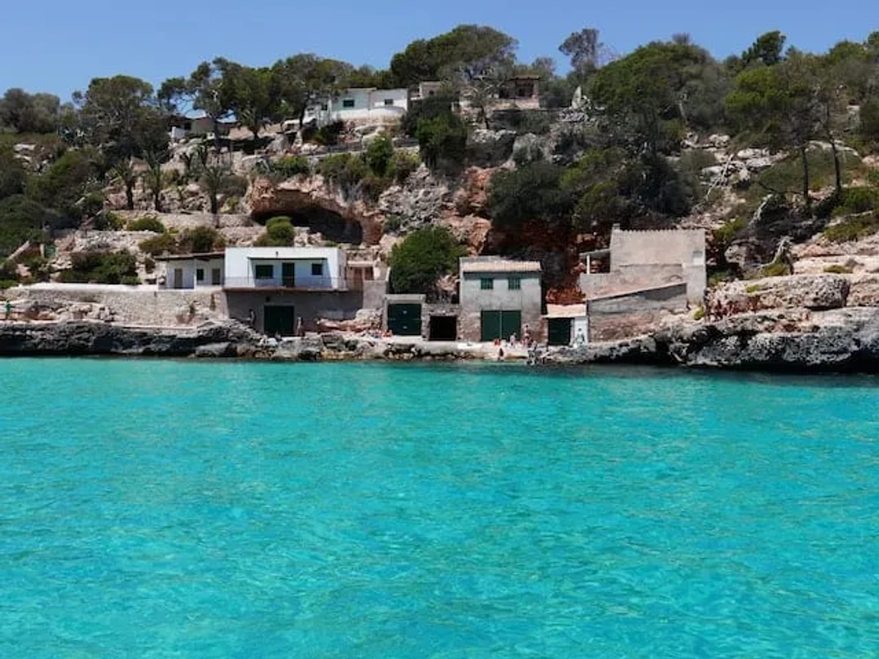 casas numa encosta na ilha de maiorca em espanha