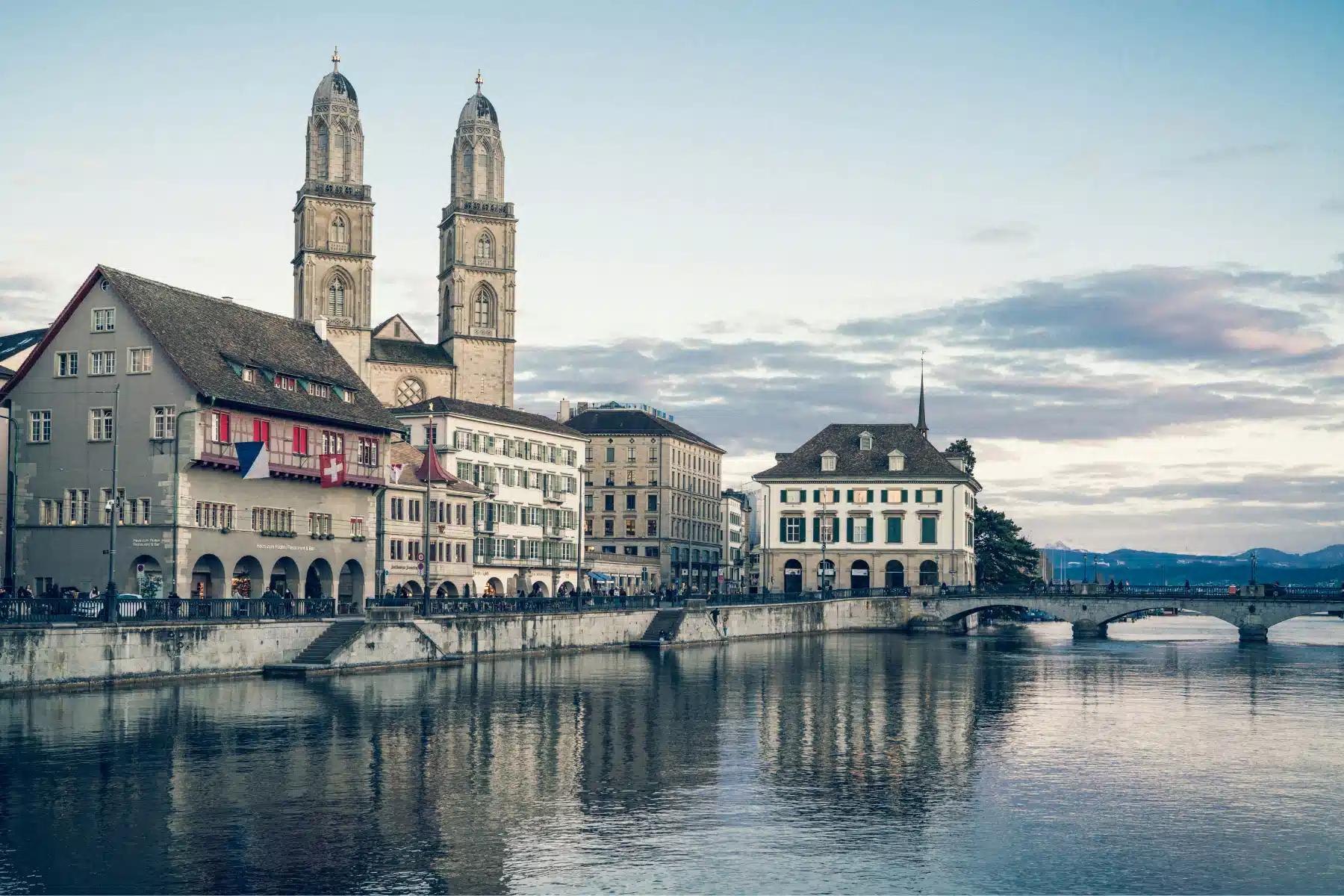 Igreja Grossmünster junto ao rio Limmat em Zurique
