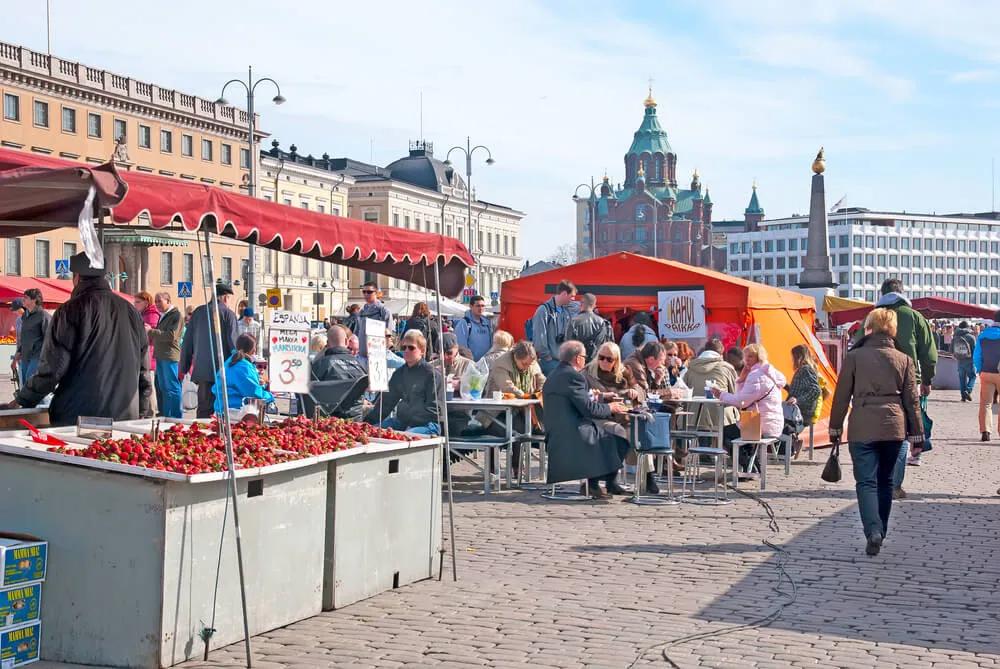 pessoas a passearem na praça do mercado