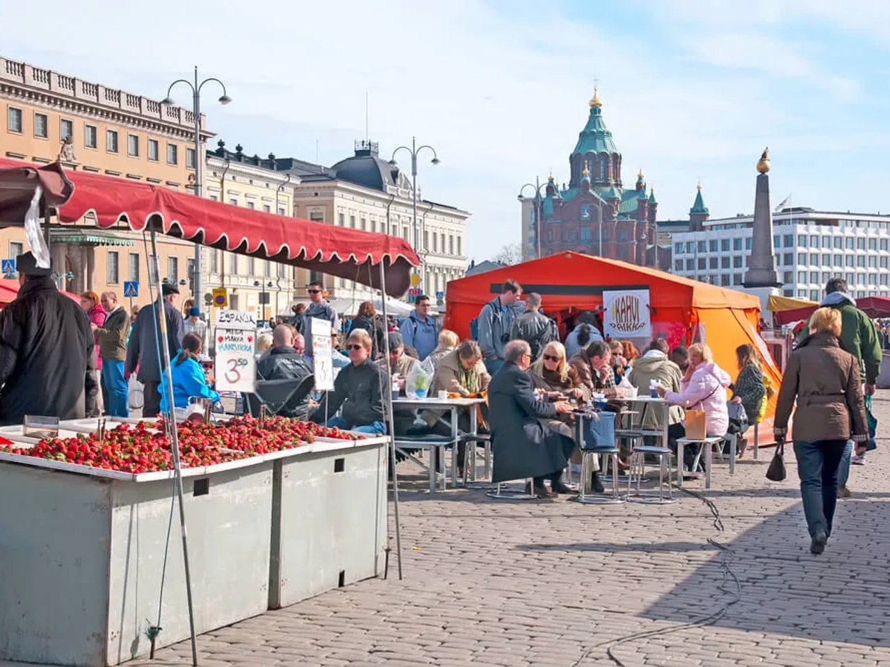 pessoas a passearem na praça do mercado