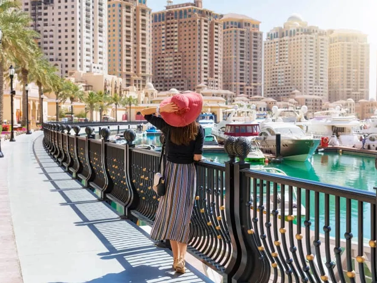 mulher contemplando o pearl de doha