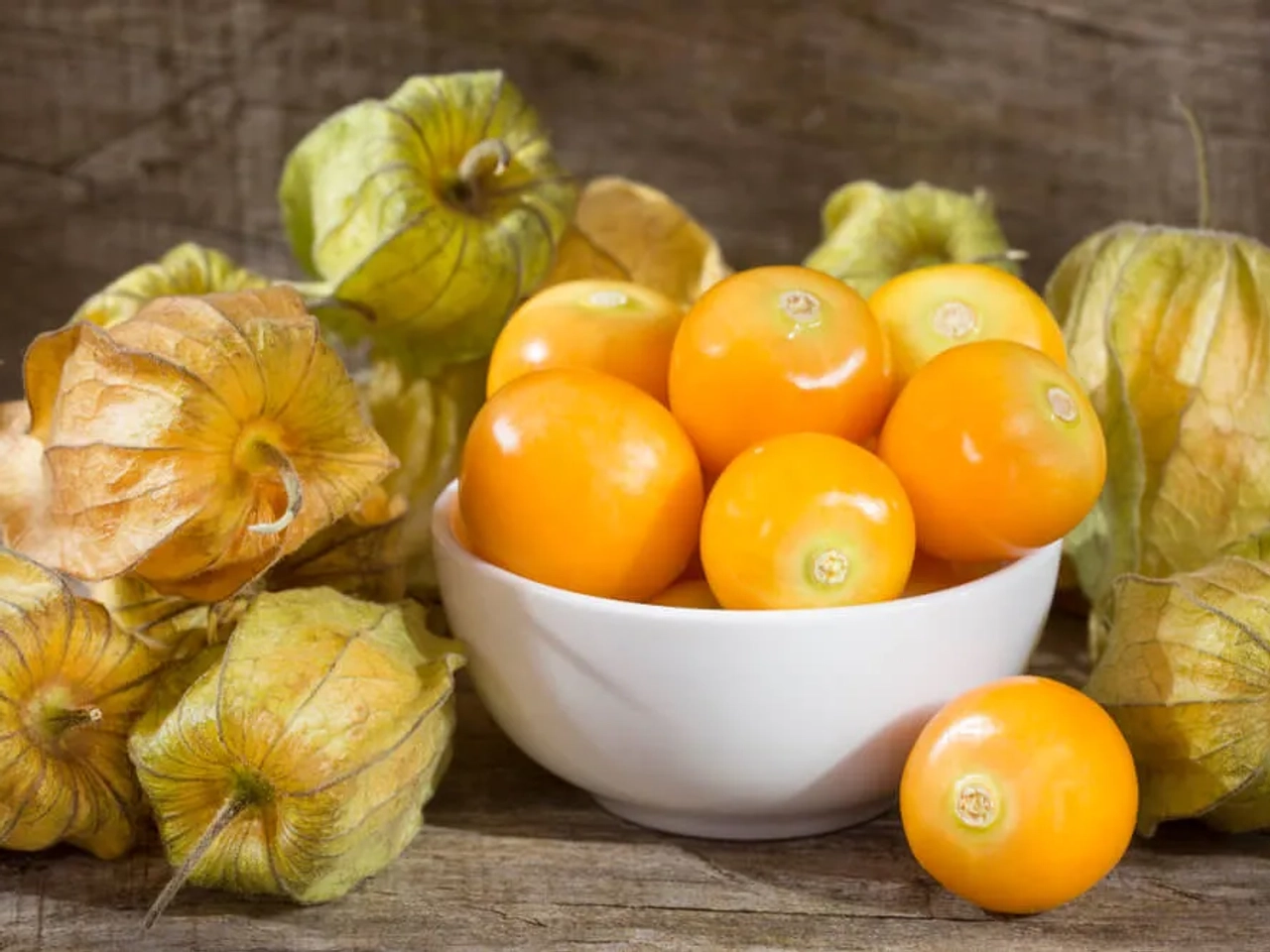 cesta com uchuvas ou fisalis em cima de uma mesa