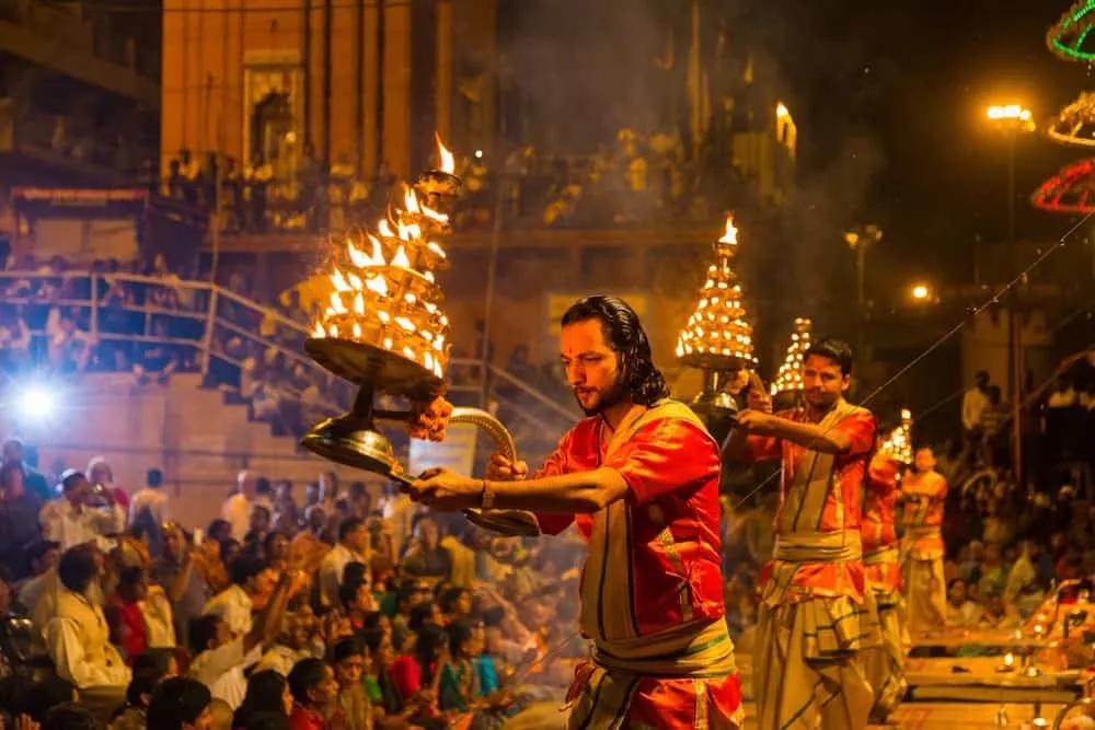 ceremonia aarti en Varanasi