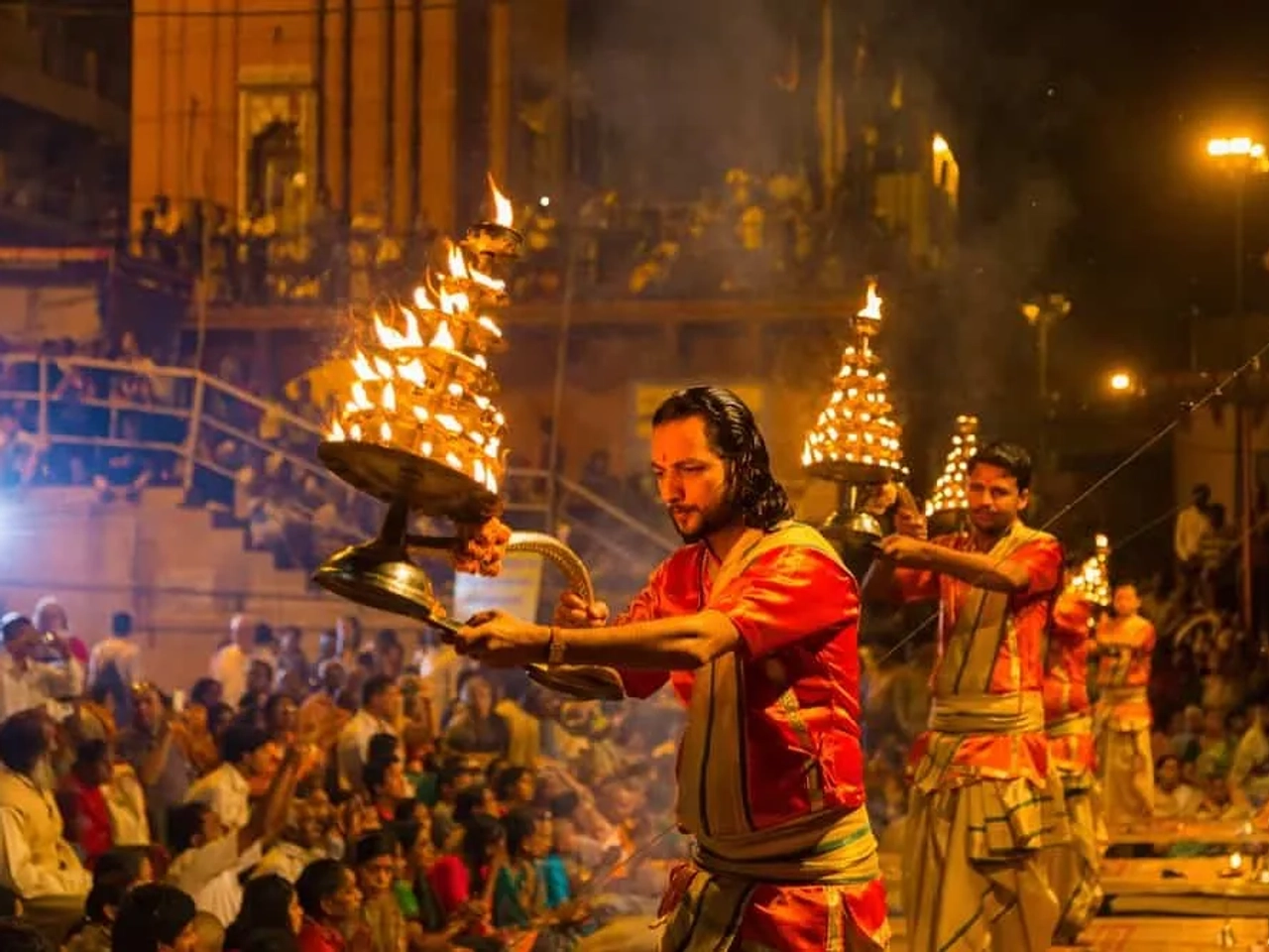 ceremonia aarti en Varanasi