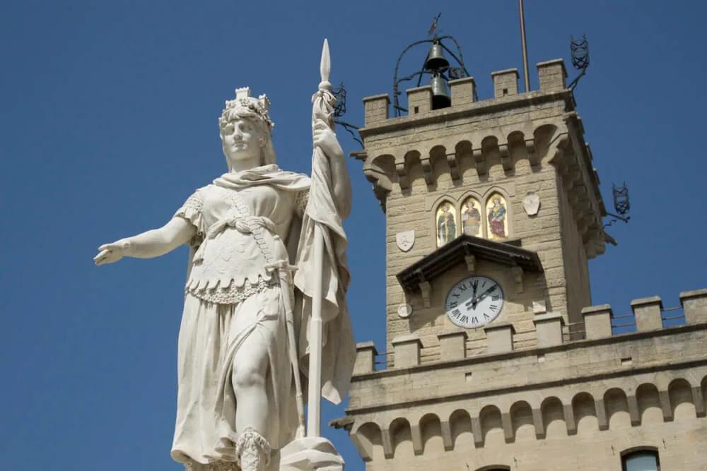 estatua em frente a camara municipal