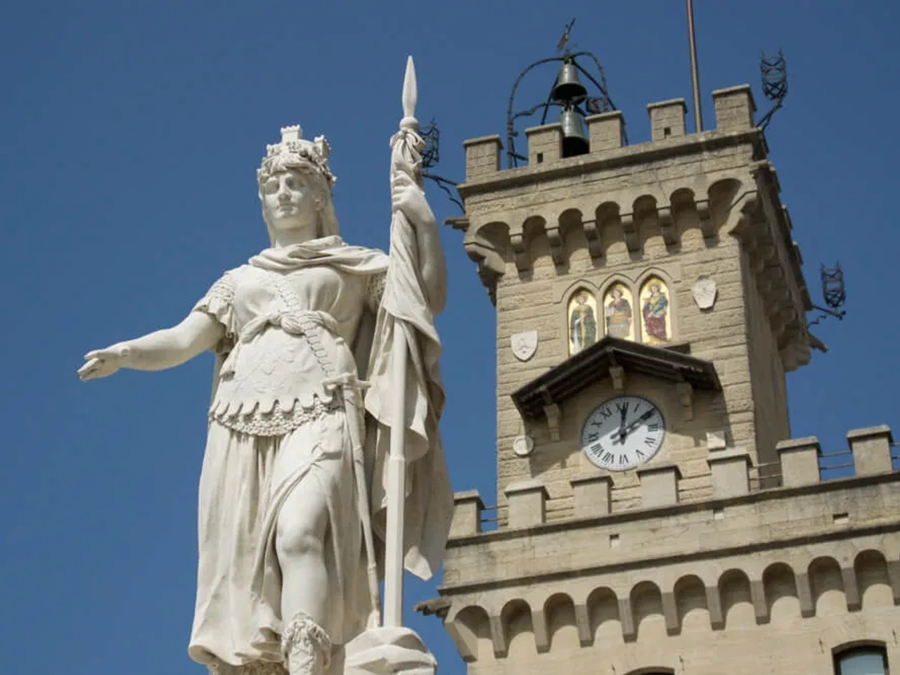 estatua em frente a camara municipal