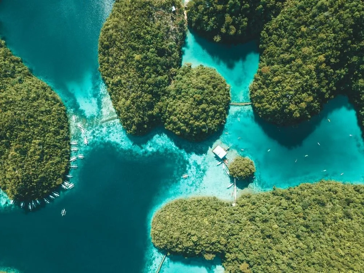 Vista aérea de islas verdes rodeadas de aguas turquesas en Filipinas.