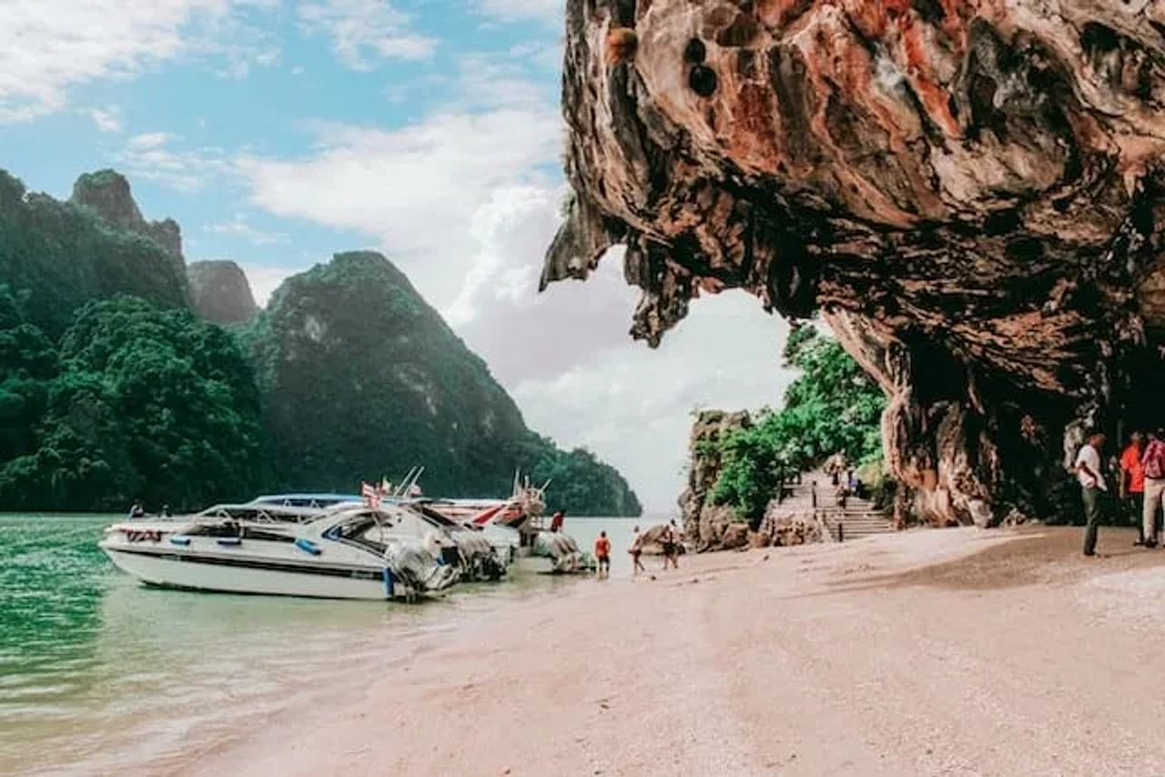 dois barcos numa praia na tailandia