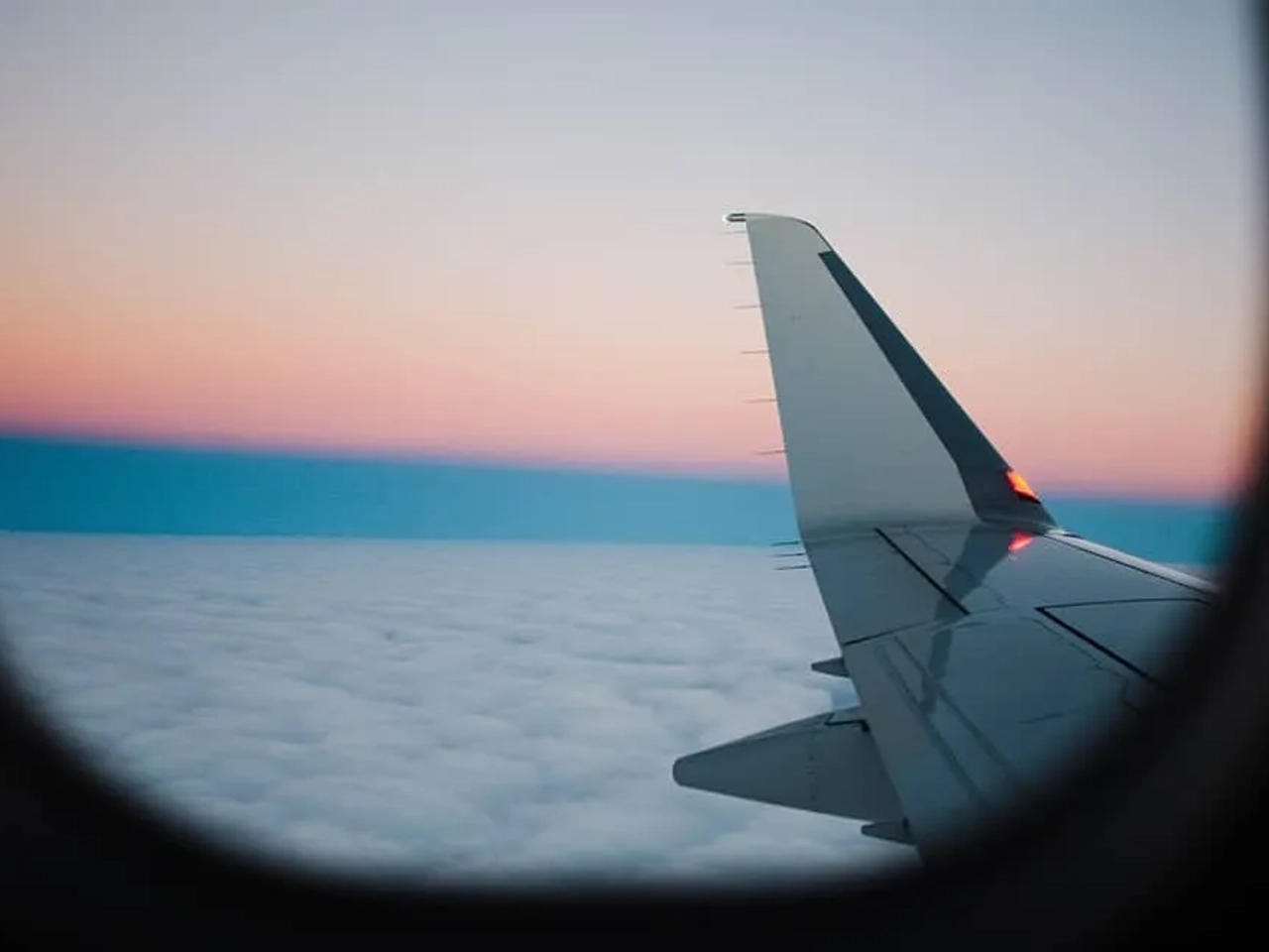 vista do céu pela janela de um avião