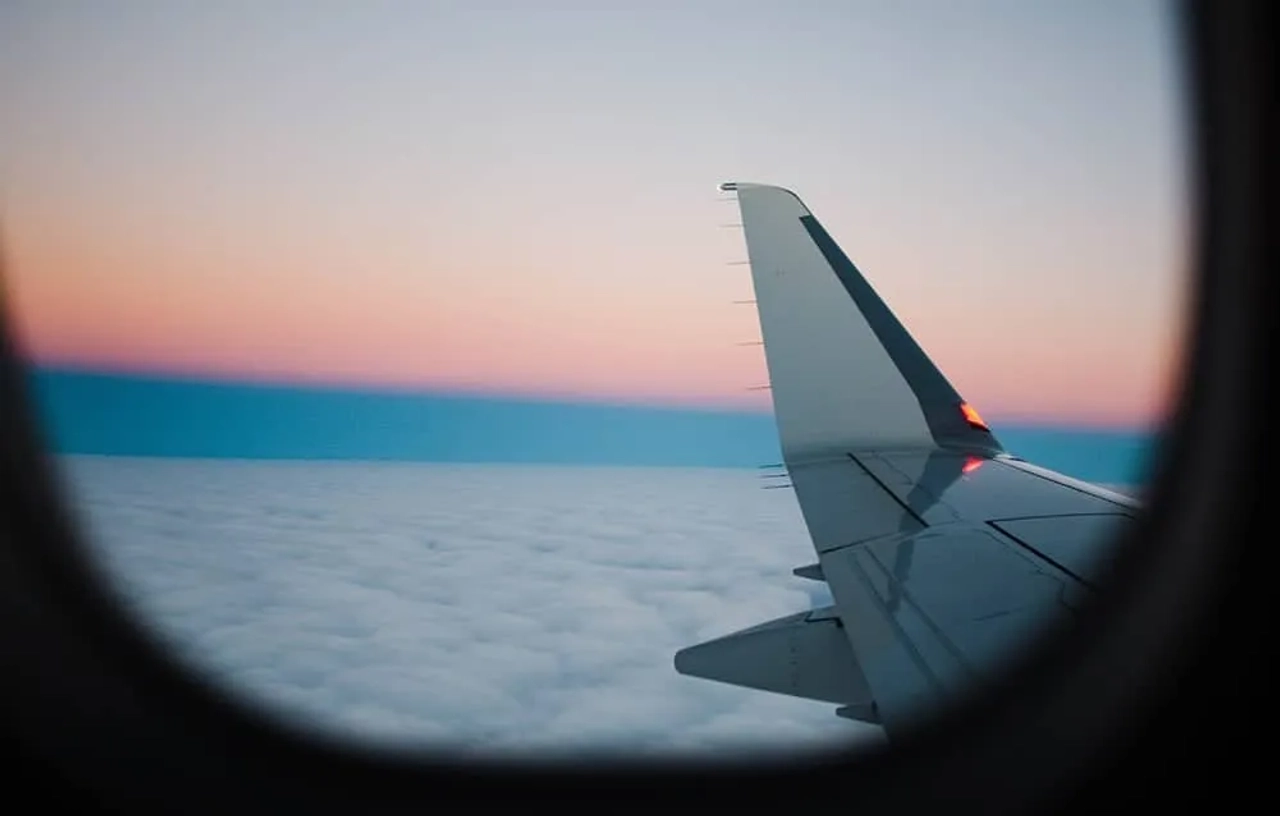 vista do céu pela janela de um avião