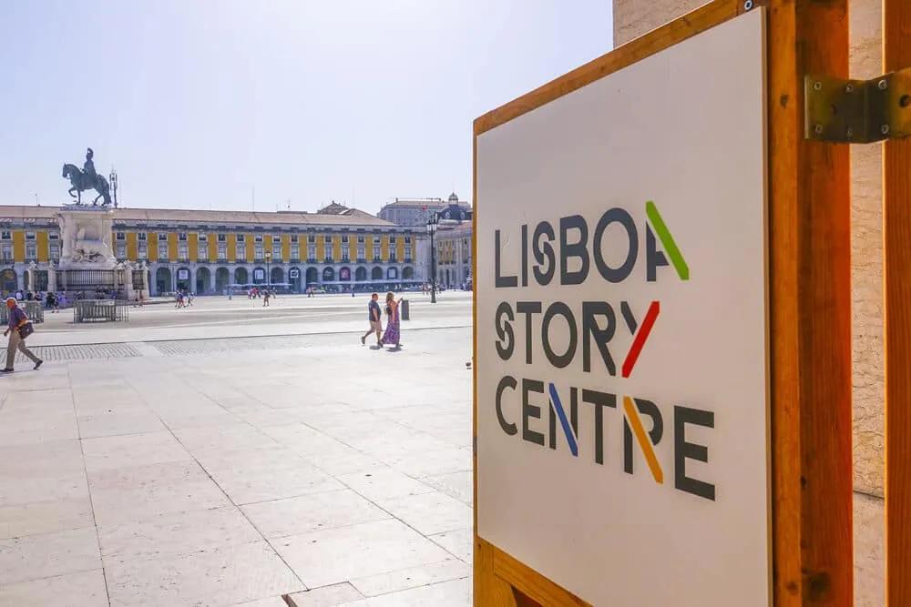 praça do comercio e cartaz na entrada do lisboa story centre