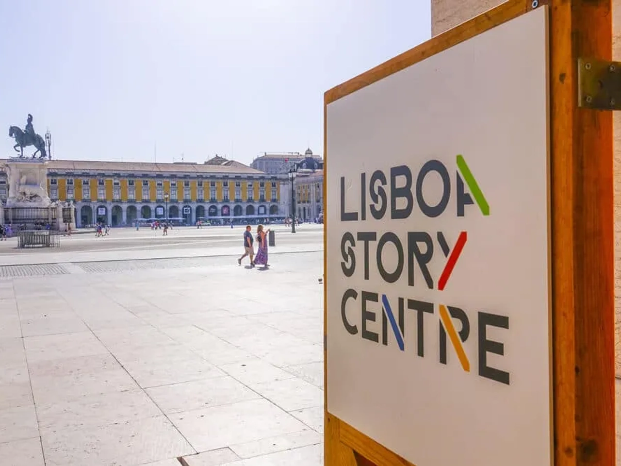 praça do comercio e cartaz na entrada do lisboa story centre
