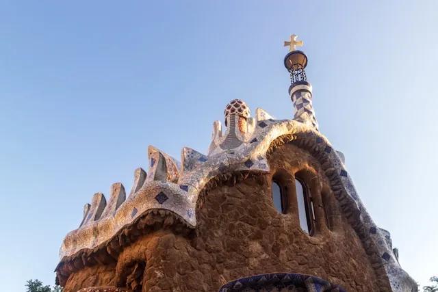 monumento tipico no parque guell em barcelona