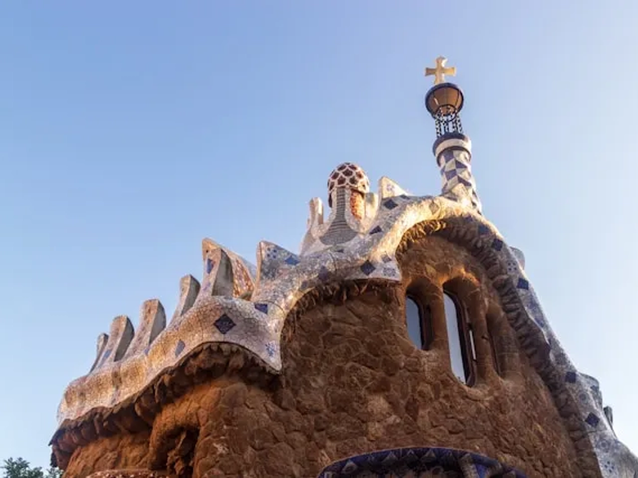 monumento tipico no parque guell em barcelona