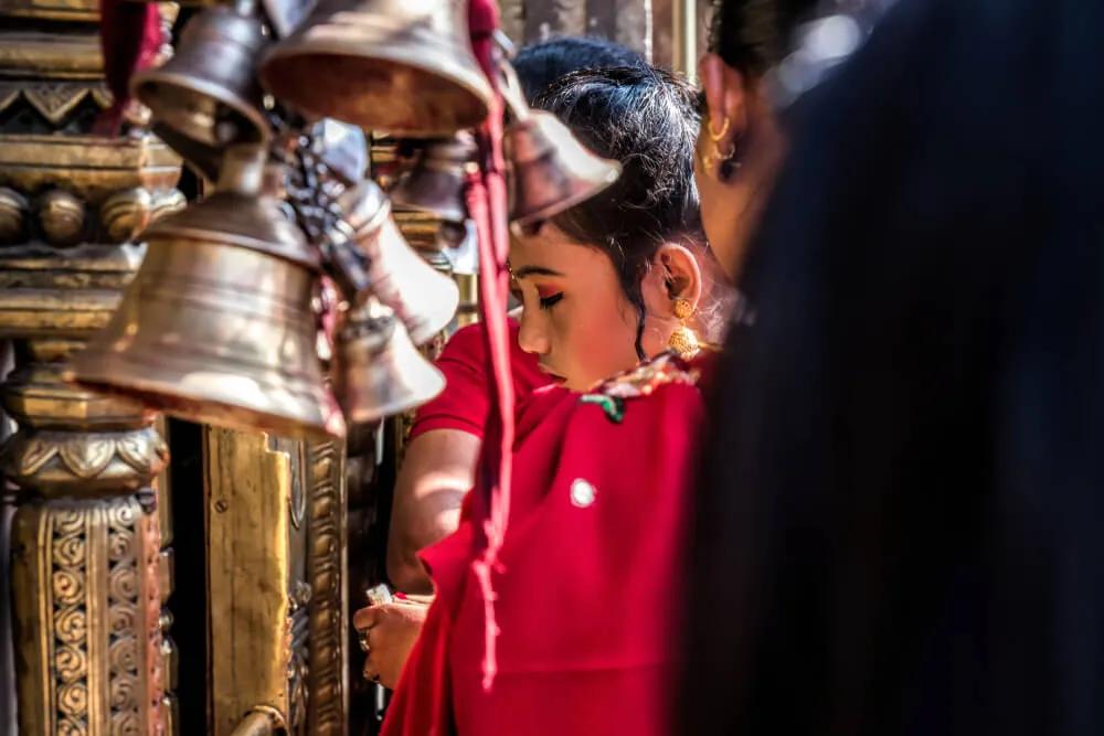 pessoas a rezar num templo budista