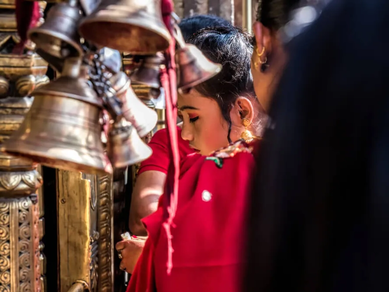 pessoas a rezar num templo budista