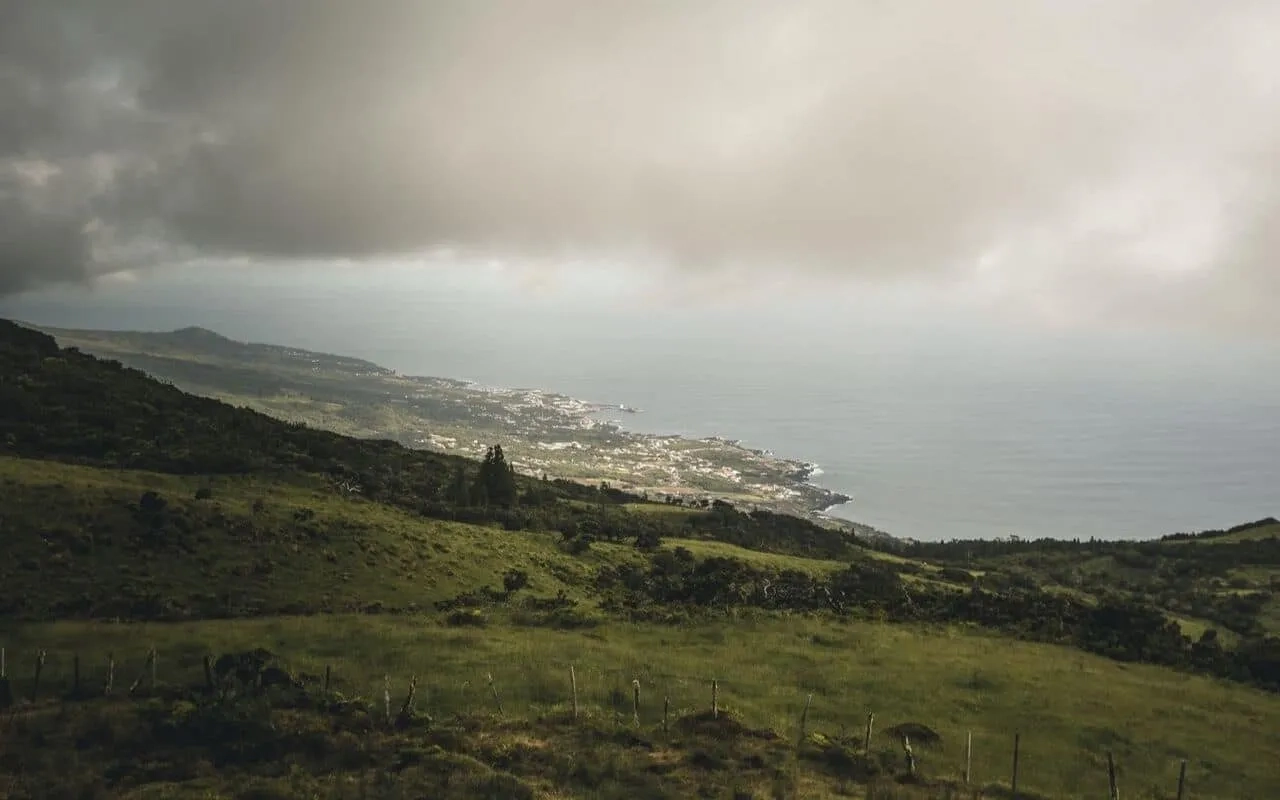 vista de sao roque do pico ao fundo