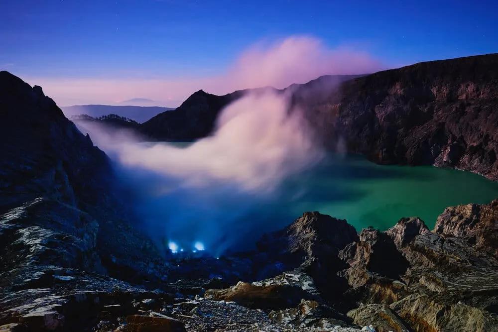 cratera do vulcao ijen em java indonesia