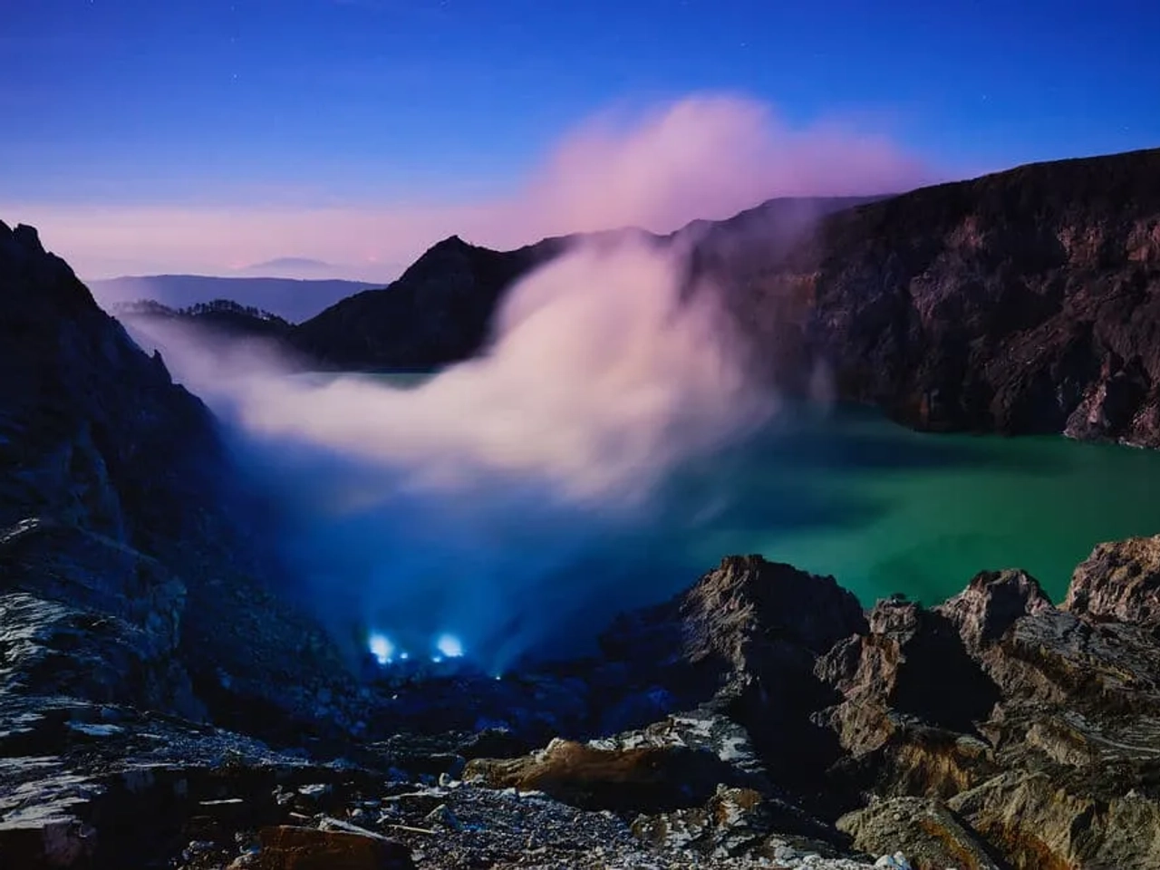 cratera do vulcao ijen em java indonesia
