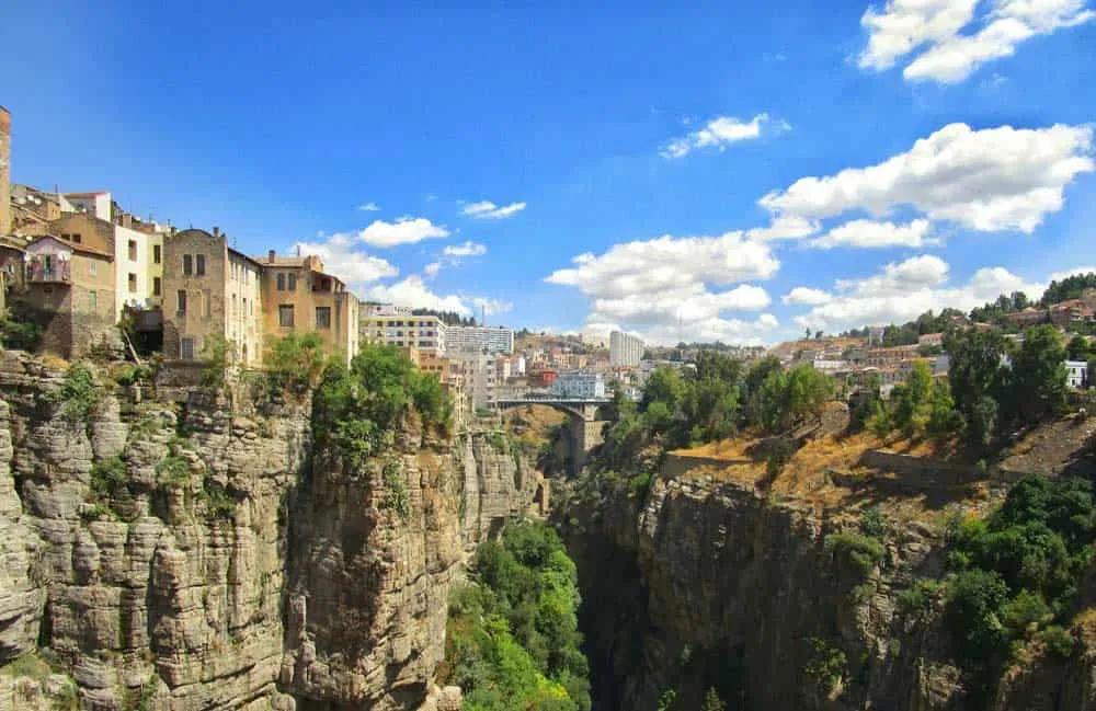 ciudad sobre acantilado