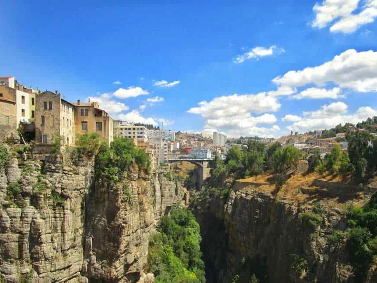 ciudad sobre acantilado