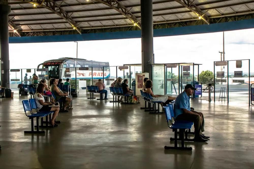 pessoas esperam sentadas na central de camionagem de marilia em sao paulo