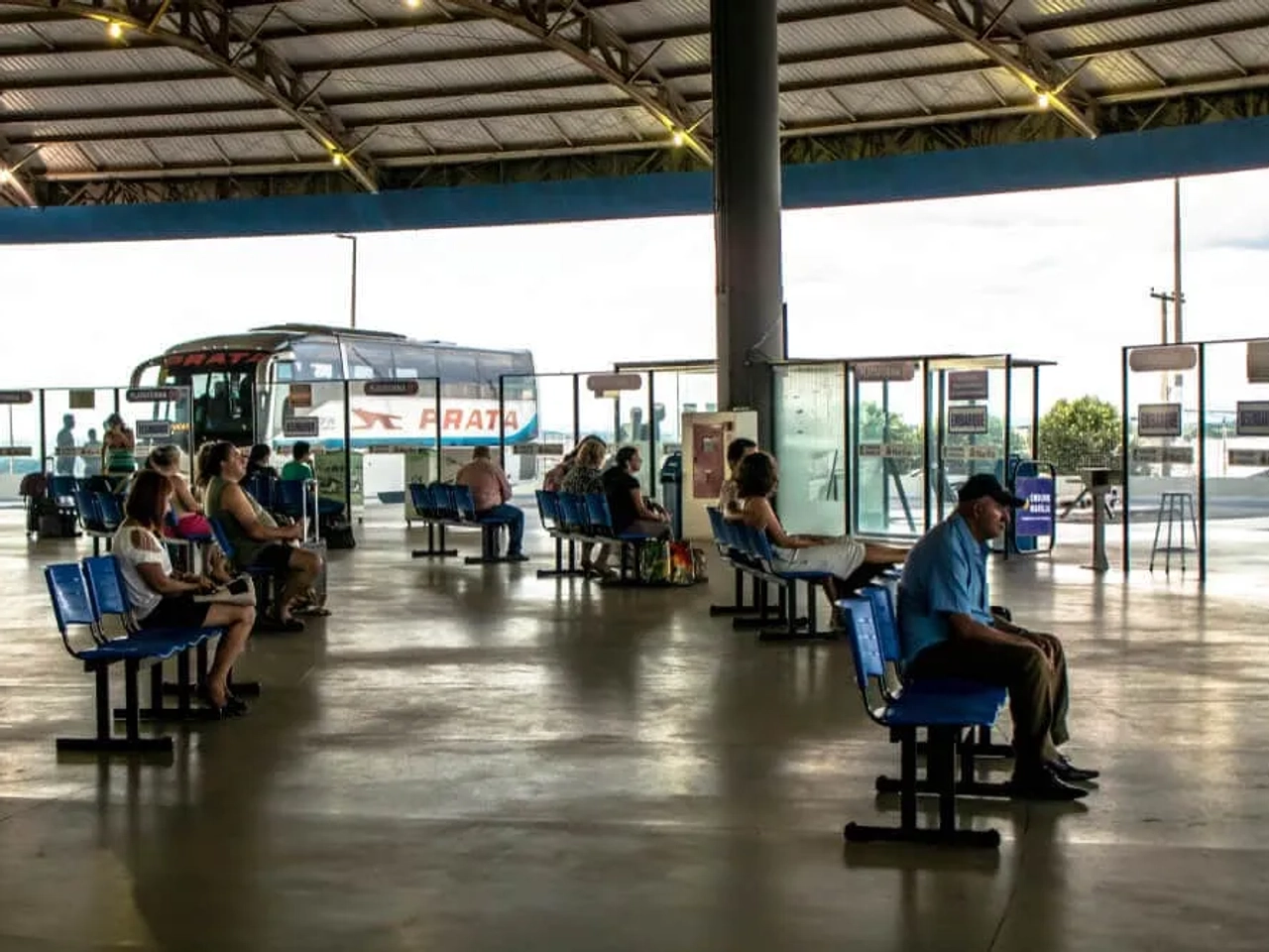 pessoas esperam sentadas na central de camionagem de marilia em sao paulo